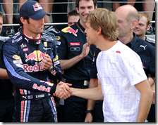 Vettel stringe la mano a Webber