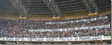 I tifosi del Napoli contestano la politica per la crisi rifiuti