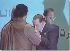 Berlusconi bacia la mano di Gheddafi
