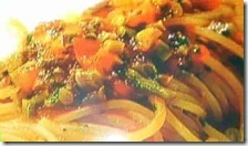 Spaghetti con pomodoro fresco, trito di erbe aromatiche e asparagina