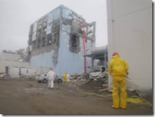 Alcuni eroi cercano di salvarci dalla centrale nucleare di Fukushima