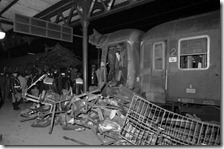 La carrozza del treno diretto 904 distrutta dall'esplosione