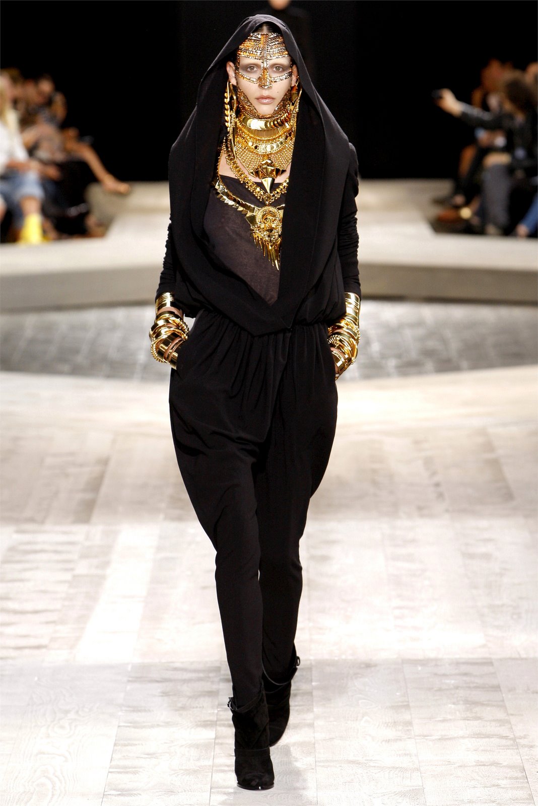 [Givenchy Haute Couture 01282_00040h-3--2009_07_07_21_45_17_48617_hq_122_498lo[2].jpg]