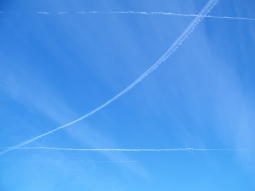 空と飛行機雲