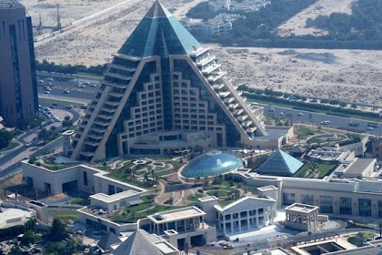 Gedung Berbentuk Piramid Di Dubai