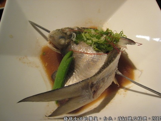 ikki懷石創意料理餐廳，蒜香季節鮮魚(伍魚)