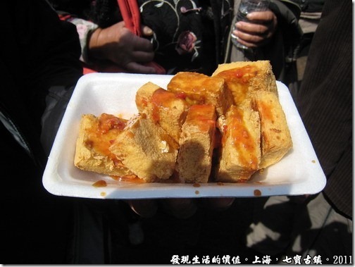真個兒吃起來，倒也普普通通，吃慣了台灣的臭豆腐，總覺得沒有加泡菜的臭豆腐有點不夠味，而且也外皮炸得也不夠酥。