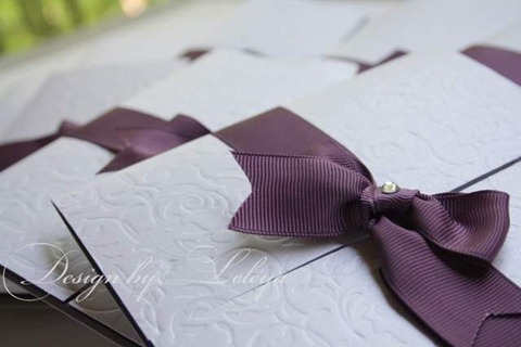 Свадебное приглашение с фиолетовой лентой