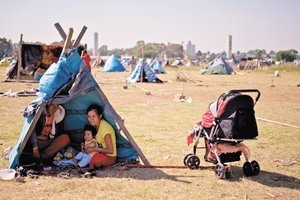 [Bolivianos en carpita en Villa Soldati Parque Indoamericano[3].jpg]