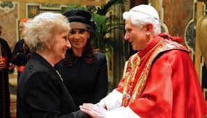 [Estela de Carlotto con Benedicto XVI y Cristina K[4].jpg]