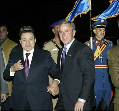 [Mubarak amigo de Bush van de la mano[3].jpg]