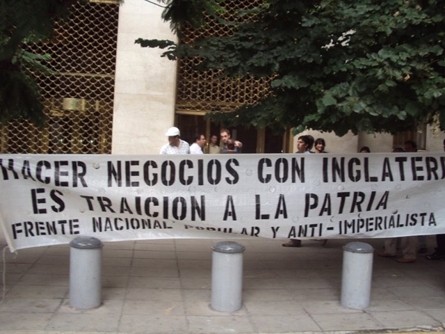 [Manifestacion antibritanica en Buenos Aires contra YPF[3].jpg]
