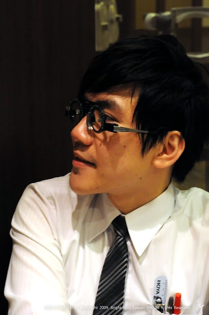 Yahoo! 奇摩摩人的雲端印刷新體驗.眼鏡桌曆誕生記-光明分子.眼鏡