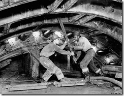 Obreros trabajando en la construcción el túnel en 1939