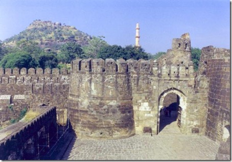4.Daulatabad Fort - Historical Place in India (4)