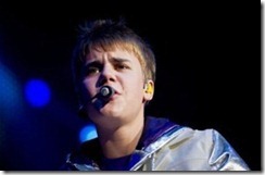 Justin-Bieber-performs-live