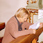 parafianka zapoznaje się z przygotowanymi tekstami pieśni na Eucharystię