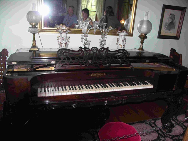 [Piano in Brigham Young home[2].jpg]