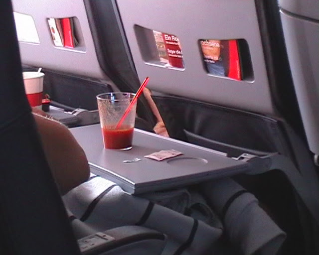 Томатный сок в самолете почему. Напитки в самолете. Томатный сок в самолете. Томатный сок в самолёте несёт. Газировка столик самолет.