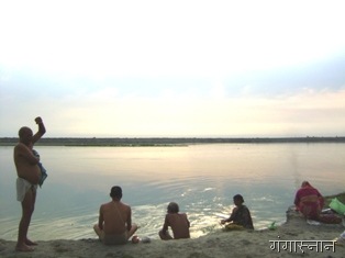 [Ganga Bath[2].jpg]