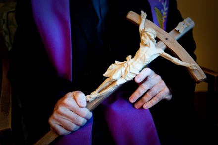 Crucifijo usado por Father Gary Thomas para los exorcismos (Foto de CNS/Don Feria)