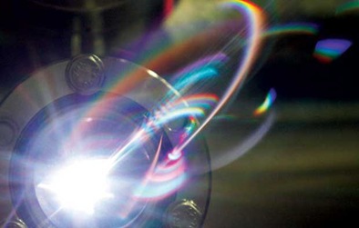 luz síncrotron - elétrons produzem radiação visível, raios X e ultravioleta