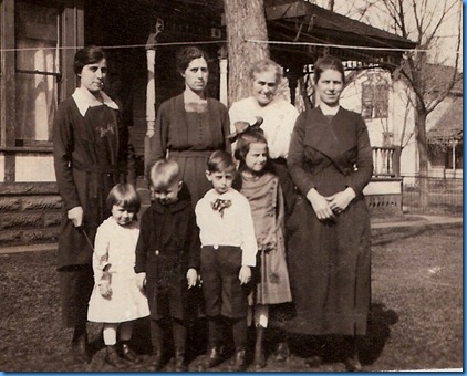 BR Josie, Mamie, Amelia, Jessie FR Phyl, Bob, Chuck and Ione