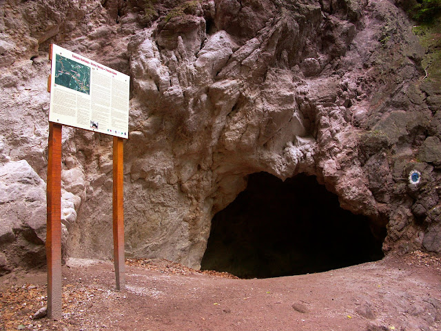 a Timsós-barlang a hegy másik oldalán