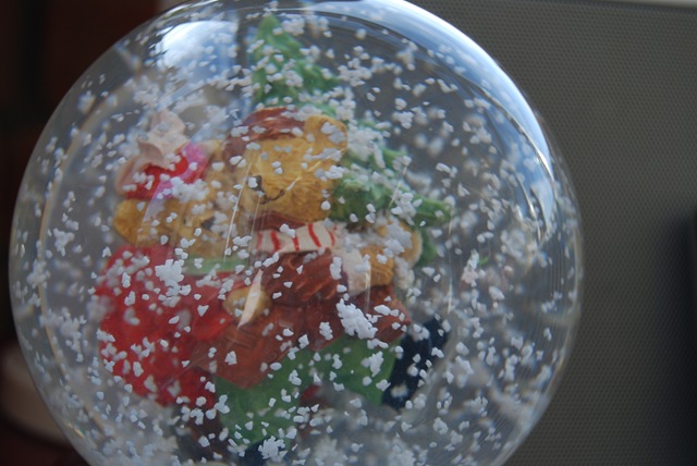 [Christmas snow globe[2].jpg]