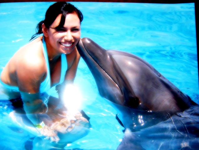 [CINTHYA CON UN DELFIN 09[2].jpg]