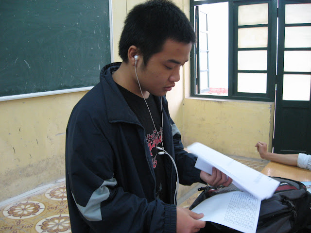 http://lh6.ggpht.com/_kPCvWoypl2g/SR7CviUl08I/AAAAAAAAArs/_g7WgB2xduQ/s640/080314%20nhan%20ao%20lop%20%2839%29.JPG
