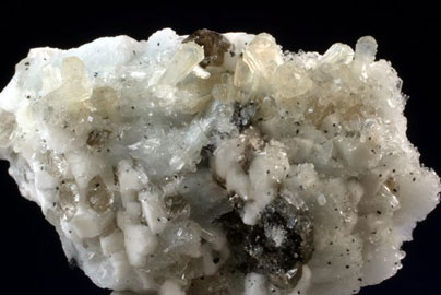 Cuarzo-quartz, estilbita-stilbite, albita-albite, clorita-chlorite y ortoclasa-orthoclase