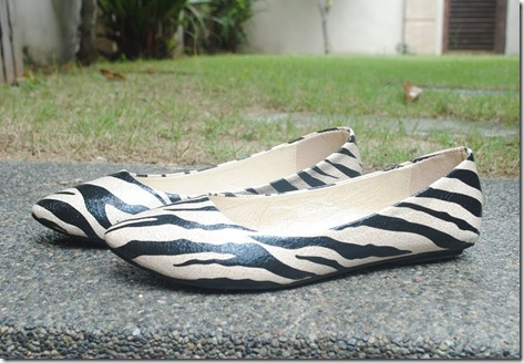 Black and white Flat Shoes