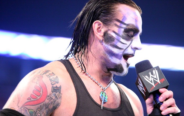 [c-m-punk-comes-out-in-the-jeff-hardy-music-and-style-with-his-clothes-of-jeff-hardy-and-colored-face-and-speaking-to-wwe-universe-1[3].jpg]