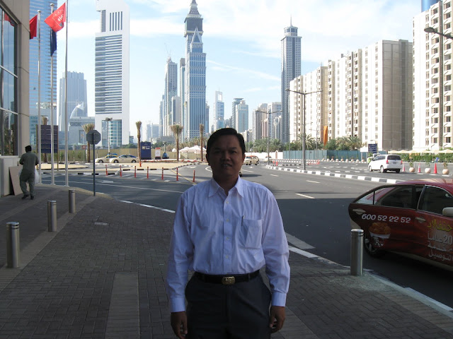 Di depan Hotel IBIS Dubai