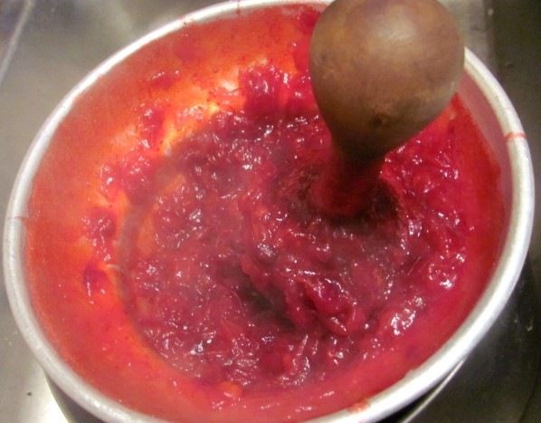 [Jellied cranberry sauce in sieve1[7].jpg]