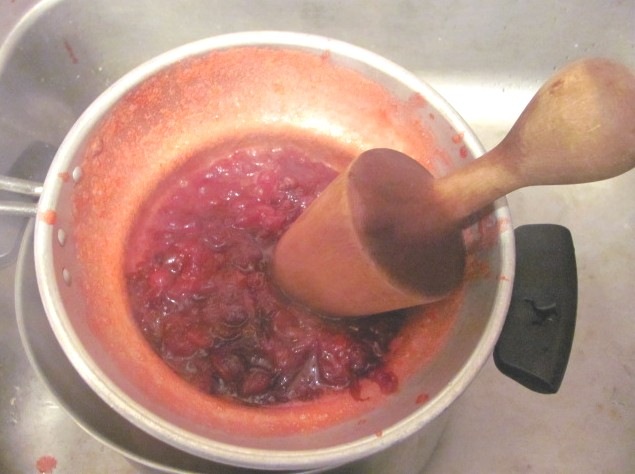 [Jellied cranberry sauce in sieve2[7].jpg]