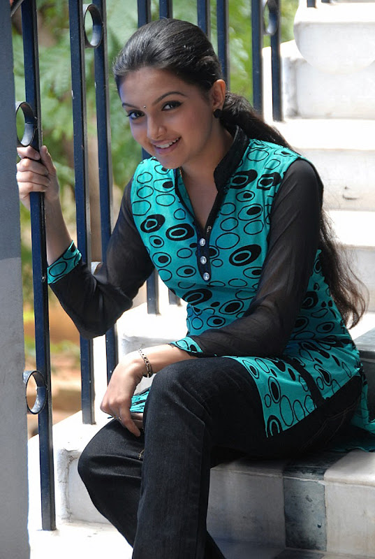 Saranya Mohan Photo Shoot big  show
