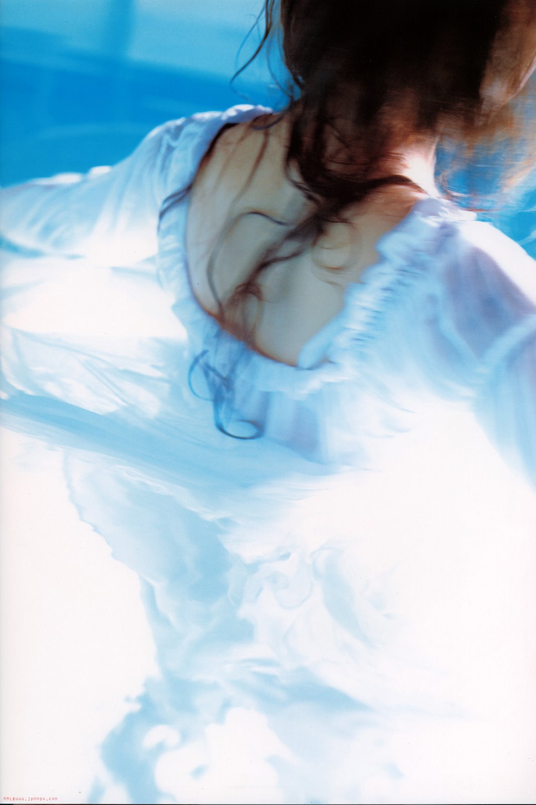 [PhotoBook_Takahashi.Ai_Wata-Ame_006.jpg]