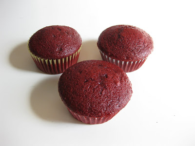 close-up photo of three cupcakes