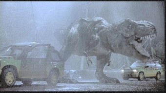 tiranossauro aterroriza os carros do parque