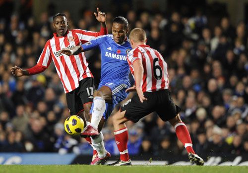 Didier Drogba tries to find a way through Danny Welbeck and Lee Cattermole, Chelsea - SunderlandAdd a Caption