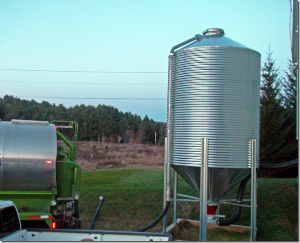 filling wood pellet silo with vacuum truck 
