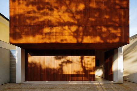 [Fachada da casa projetada por Marcio Kogan e fotografada por Nelson Kon[4].jpg]