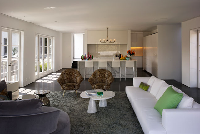 [Beverly Hill - poltronas de onÃ§inha e cozinha aberta[3].png]