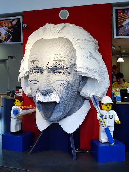 Портрет Эйнштейна в Лего