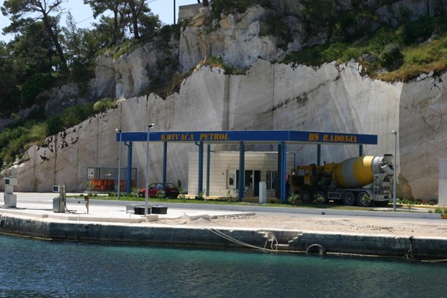 [Croatia Cruising Companion - Fuel Station Sumartin, Brac[3].jpg]