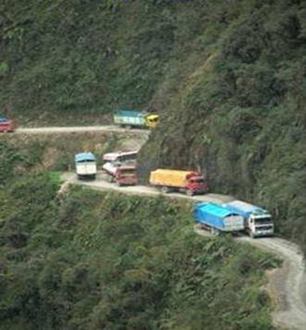 Bolivian Highway - Deadly Bolivian Highway - Struggling trucks