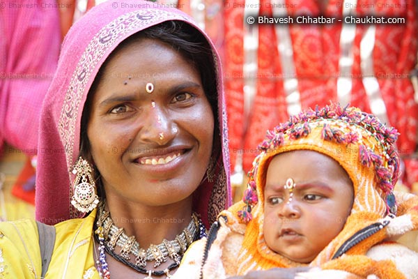 Tribal lady with child in Jaisalmer, Rajasthan
