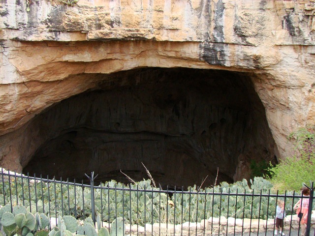 [20090423-15 Natural entrance to cave[2].jpg]